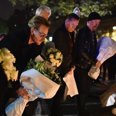 Attentats à Paris : U2 se recueille près du Bataclan (Photos)