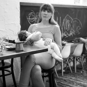 Cansada de fotos artísticas decidió retratar la lactancia como realmente es: un maravilloso desorden