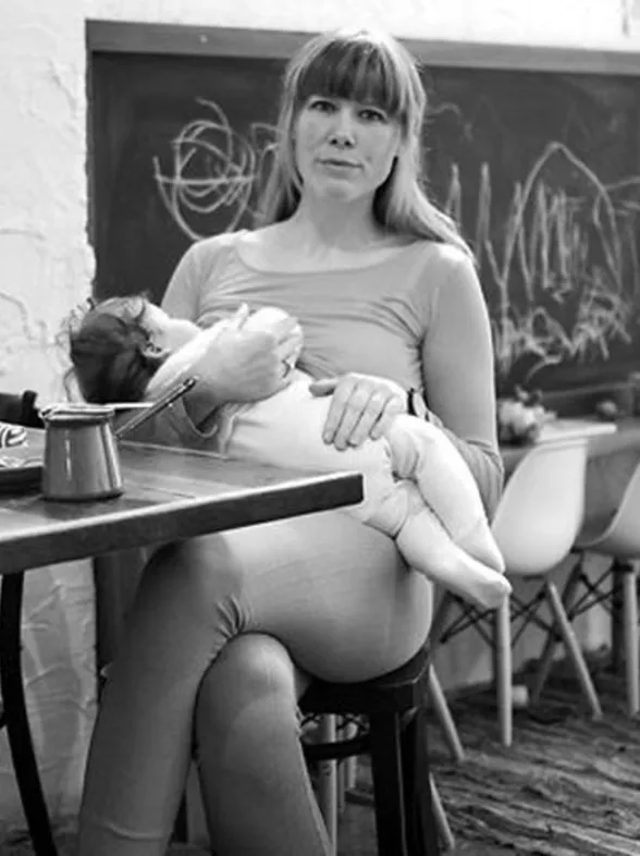 Cansada de fotos artísticas decidió retratar la lactancia como realmente es: un maravilloso desorden