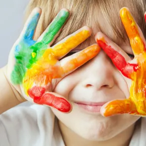 Detectan metales tóxicos en diez marcas de pintura para dedos