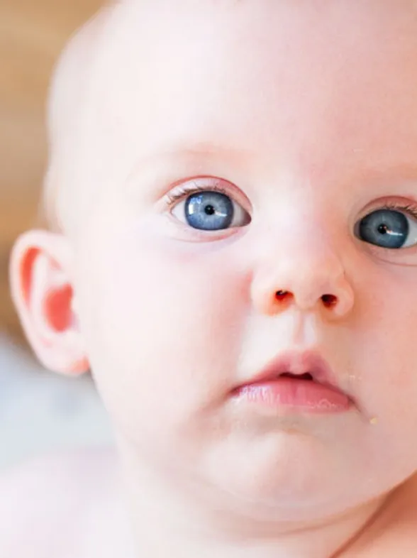 ¿Por qué cambia el color de los ojos en los bebés?