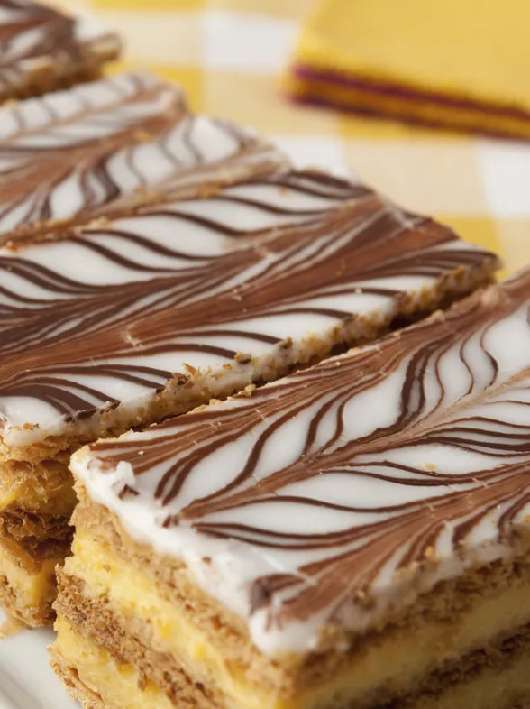 Milhojas de turrón y nata. ¡Dale la vuelta a tus postres!