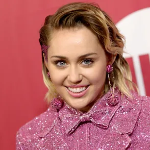 'Barbie' Miley Cyrus brilla con el peor look de semana