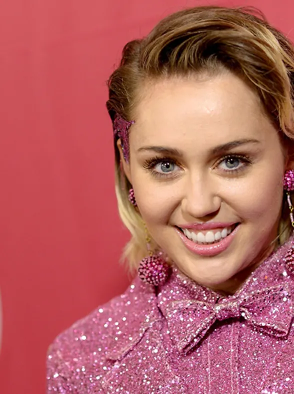 'Barbie' Miley Cyrus brilla con el peor look de semana