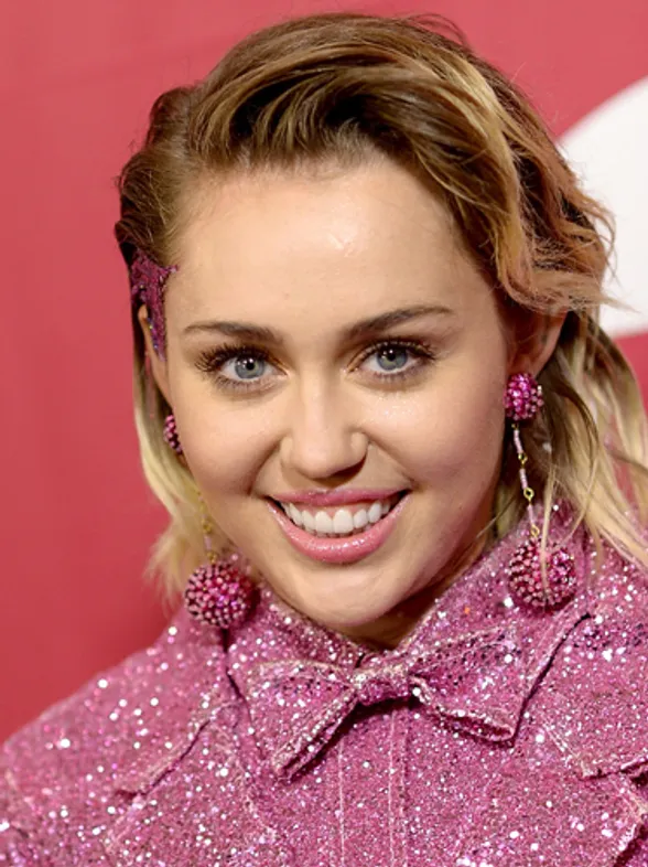 'Barbie' Miley Cyrus brilla con el peor look de semana