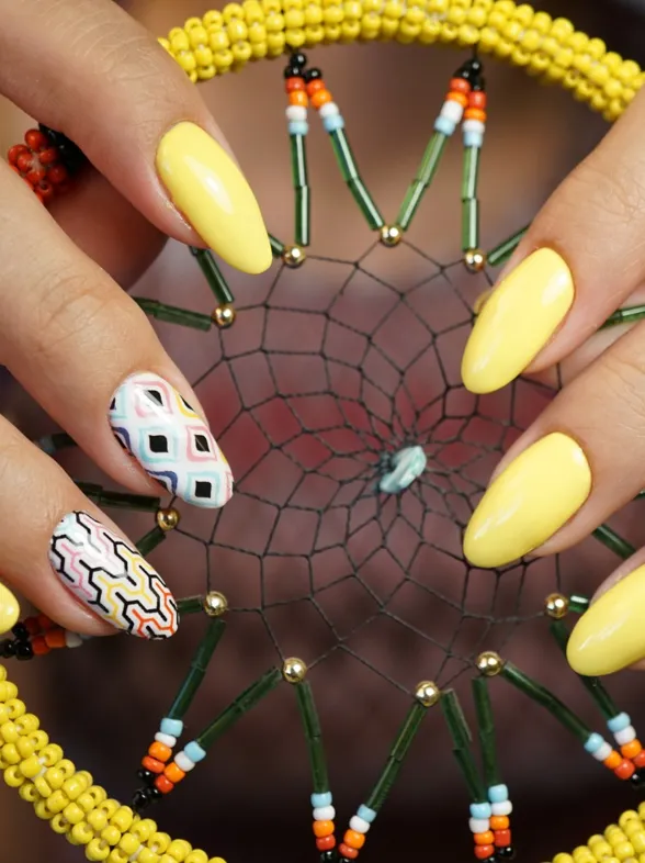 50 diseños de nail art gráficos que sacarán tu lado más arty