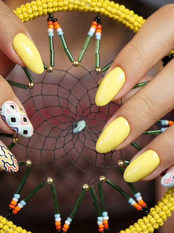 50 diseños de nail art gráficos que sacarán tu lado más arty