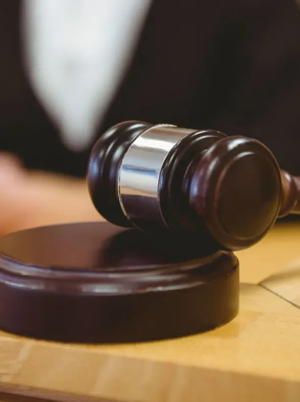 Absuelven a un millonario saudí acusado de violación que "se cayó y penetró a su víctima accidentalmente"