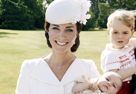 Kate Middleton, le prince William et leurs enfants réunis sur une nouvelle photo de famille