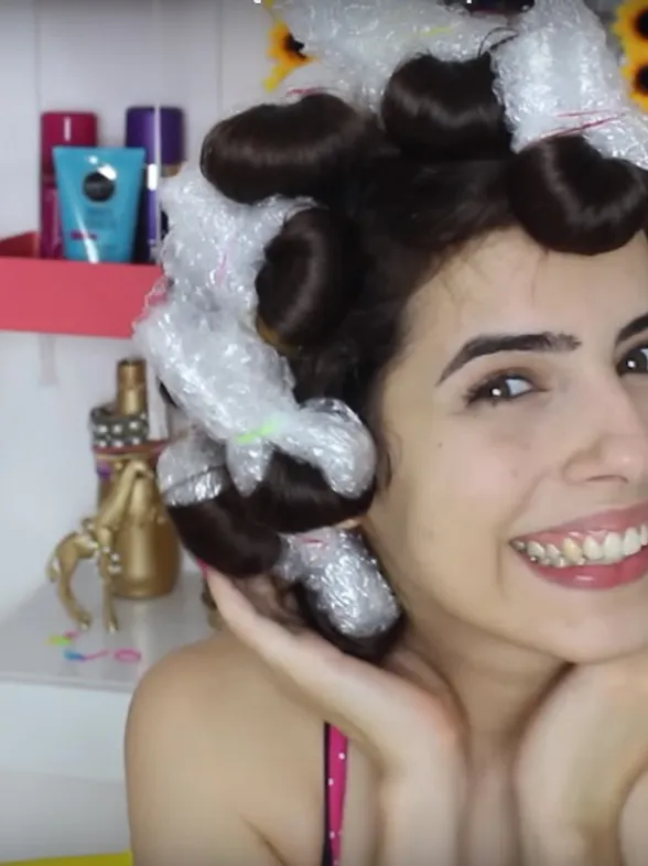 ¡Riza tu pelo con papel de burbujas! Prueba la técnica más original
