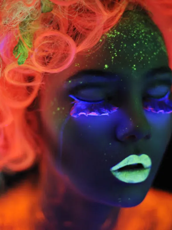 Glowing hair, la nueva tendencia capilar que te hará brillar en la oscuridad