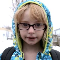 Moquée à cause de ses lunettes, cette petite fille a décidé de se battre contre le harcèlement