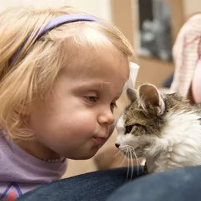 ¡Todo un ejemplo! La niña con el brazo amputado que adopta un gatito sin pata