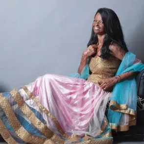 Laxmi Agarwal, víctima de un ataque con ácido, protagoniza una campaña de moda