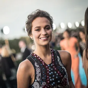 Maquíllate como... Alicia Vikander en los Critic's Choice