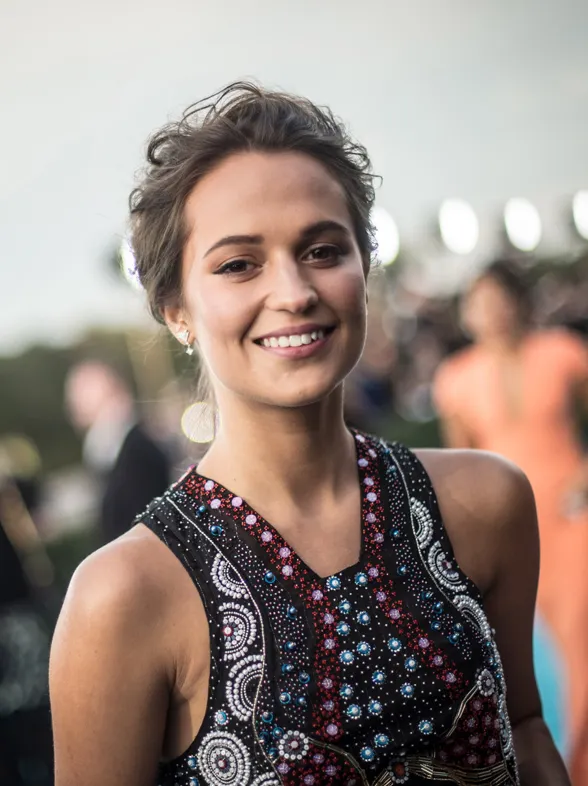 Maquíllate como... Alicia Vikander en los Critic's Choice