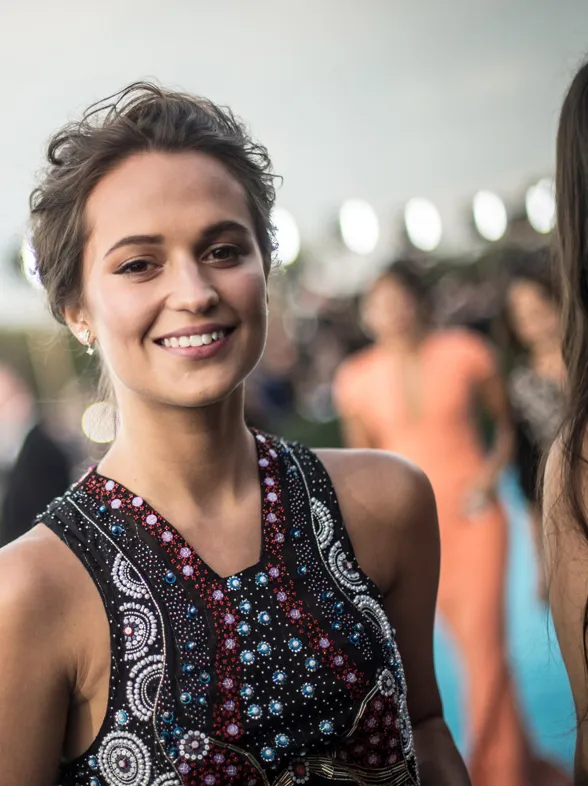 Maquíllate como... Alicia Vikander en los Critic's Choice