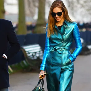 ¿Se pueden lucir prendas metalizadas en un look de oficina?