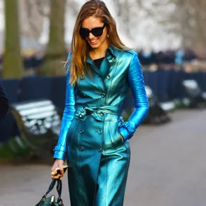 ¿Se pueden lucir prendas metalizadas en un look de oficina?