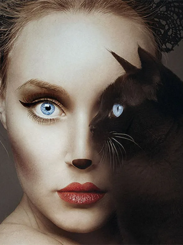 Los increíbles autorretratos con animales de Flora Borsi
