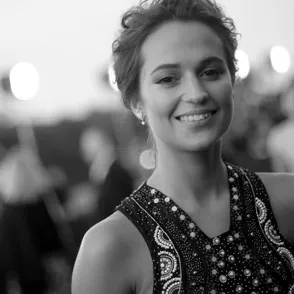 Copia el look de Alicia Vikander en 5 pasos