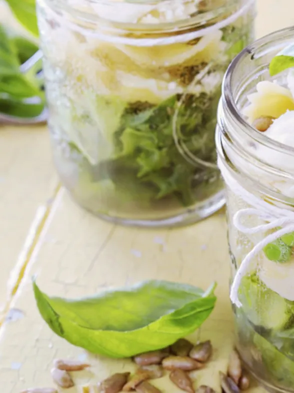 6 ensaladas en frascos que cambiarán tu forma de comer en el trabajo