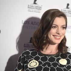 Anne Hathaway affiche son baby bump sur le red carpet (Photos)