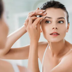 Cómo depilarse las cejas: el manual definitivo para unas cejas perfectas