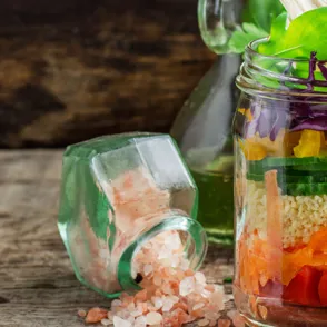 Receitas de saladas (no pote!) que valem mais que um prato principal