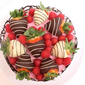 Aprende a preparar una bonita tarta de chocolate y fresas