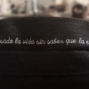 ¡Mira qué original! Personalizar un traje con un mensaje es posible