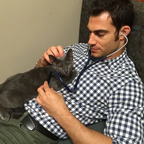 Conoce a Evan, el veterinario macizo que sacará tu instinto animal