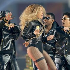 Beyoncé frôle la chute pendant le Super Bowl (Vidéo)