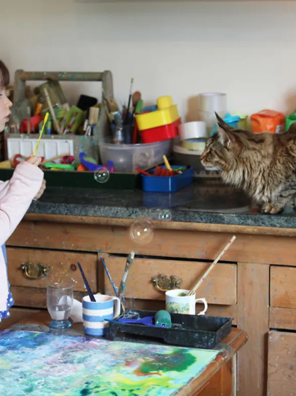 Iris Grace, la niña de 6 años con autismo que hace obras de arte