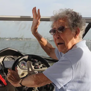 Esta increíble anciana de 90 años prefirió cumplir su sueño de recorrer el mundo en vez de ir a quimioterapia