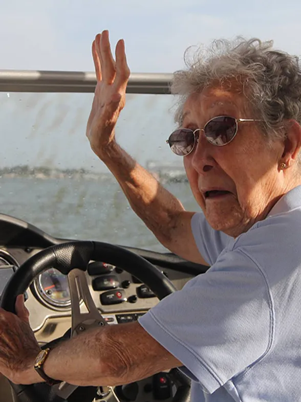 Esta increíble anciana de 90 años prefirió cumplir su sueño de recorrer el mundo en vez de ir a quimioterapia