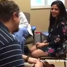 Cette femme entend pour la première fois et reçoit une demande en mariage (Vidéo)