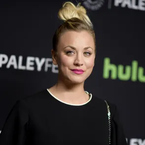Kaley Cuoco estrena novio multimillonario