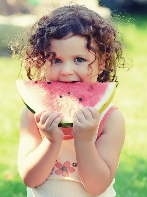 ¿Por qué debemos darles alimentos sólidos a partir de los seis meses y no antes?