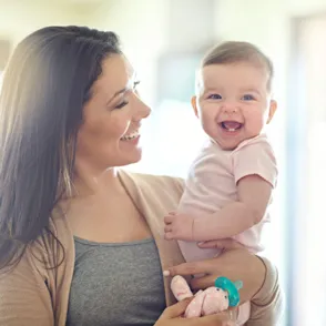 ¿Cómo establecer un vínculo seguro con tu bebé desde los primeros meses?