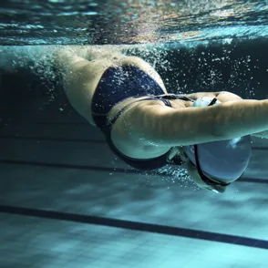 ¡Al agua patos! 5 actividades para entrenar (y divertirte) en la piscina