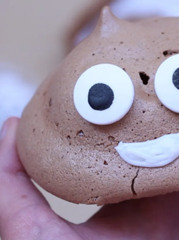 ¡El postre más divertido! Merengue de chocolate en forma de emoji