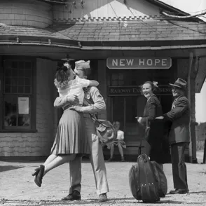 Amor en tiempos de guerra: 40 preciosas imágenes de parejas
