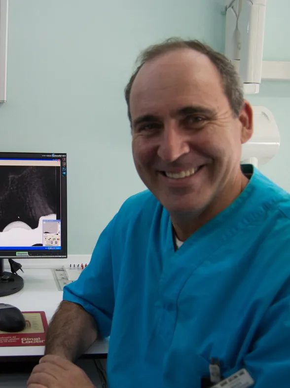 Rafael Azcona Sanz, Médico Especialista en Estomatología