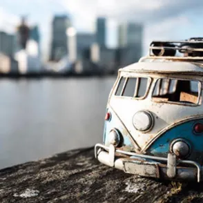 Esta fotógrafa explora el mundo en coches de miniatura y es lo más alucinante que verás hoy
