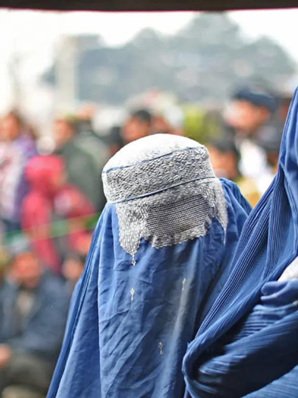 Miembros de Daesh subastan esclavas sexuales en Facebook
