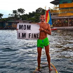 Este hombre lo dejó todo para recorrer el mundo, pero nunca dejó de hacer saber a su madre que estaba (muy) bien