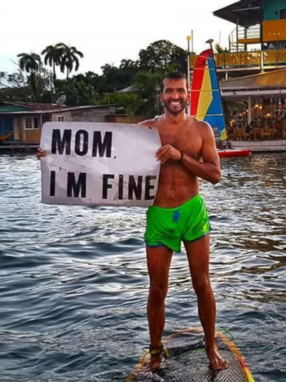 Este hombre lo dejó todo para recorrer el mundo, pero nunca dejó de hacer saber a su madre que estaba (muy) bien