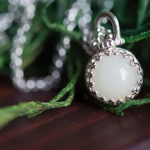 Joyas hechas con leche materna, lo último en bisutería para mamás