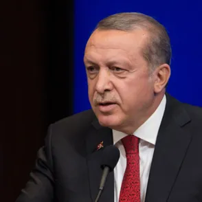 El presidente de Turquía afirma que las mujeres que no tienen hijos son solo "medio personas"